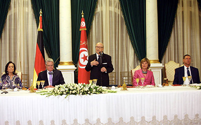 Diner offert par M. Caid Essebsi en l'honneur de son hôte allemand.