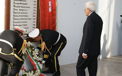 Mattarella dpose une gerbe de fleurs à la mémoire des victimes de l'attentat du Bardo