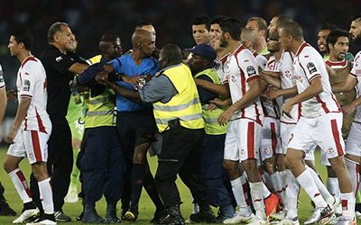 La colère des joueurs tunisiens contre l'arbitre mauricien.