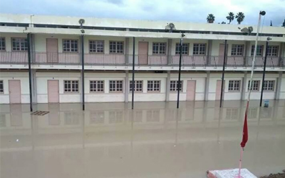 Une école inondée par les eaux des crues.