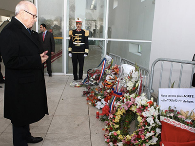 Caid Essebsi dépose une couronne de fleurs à la memoire des victimes au Bardo