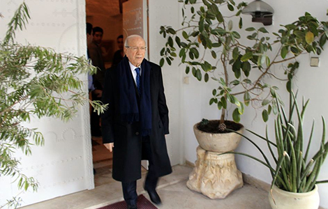 Caid-Essebsi-devant-chez-lui-Banniere