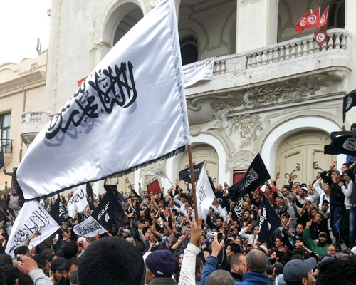Des salafistes attaquent des artistes devant le théâtre municipal de Tunis, en mars 2012