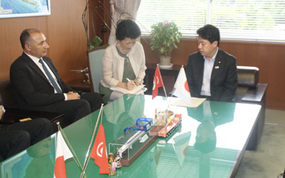 Le ministre du tourisme tunisien Jamel Gamra s'entretient avec Jungo Kihuma, président de la Fédération japonaises des agences de voyages (JATA).