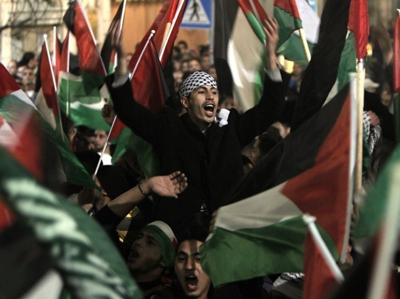 Les Palestiniens célèbrent l'octroi à leur pays du statut de membre observateur aux Nations Unies.