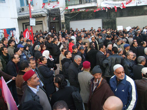 Des citoyens se sont empressés à rejoindre la place Mohamed Ali, devant l'UGTT, pour soutenir les syndicalistes