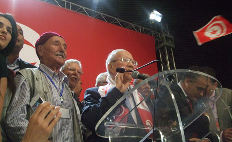 L'hyme national chanté en choeur par plusieurs générations de Tunisiens