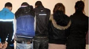 La police judicaire a arrêté, lundi soir, dans le quartier d'El-Manar, 5 personnes dont 2 jeunes filles en flagrant délit de prostitution et de consommation de la drogue, indique la page facebook officielle de la Garde nationale.