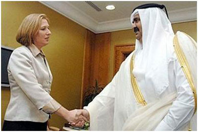 L'émir du Qatar avec Tzippi Livni, ex-ministre israélienne des Affaires étrangères, en avril 2008.