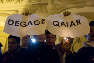 ''Dégage Qatar'', lancent des manifestants à Tunis.