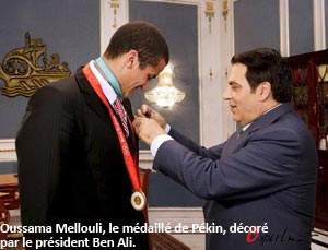 Oussama Mellouli, le médaillé de Pékin, décoré par le président Ben Ali.