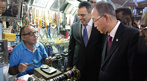 Ban-Ki-moon-a-la-medina-de-Tunis