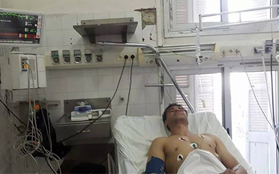 Achref Triki sur son lit d'hôpital