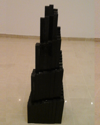 Installation en granit noir de Haythem Zakaria