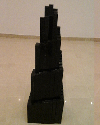 Installation en granit noir de Haythem Zakaria