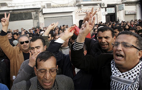 Manifestants à la place Mohamed Ali banniere