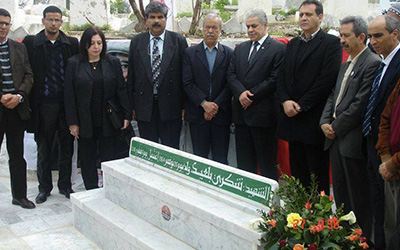 Mohamed Brahmi récite la Fatiha sur la tombe de Chokri Belaid