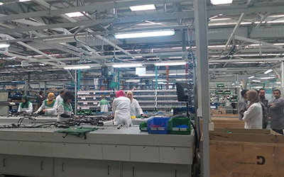 Les employés de l'usine Dräxlmaier à Siliana sont en majorité des femmes.