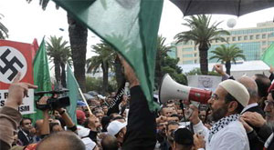 La croix gammée brandie dans une manifestation anti-israélienne à Tunis