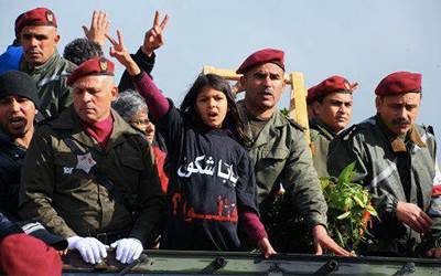 Enterrement de Chokri Belaid Sa fille fait le signe de la victoire 