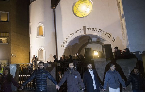 Cordon de paix musulmans pour proteger la Synagogue Oslo Banniere