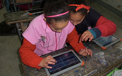 Eleves jouant avec des tablettes