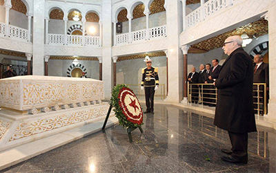 Beji Caid Essebsi se recueille sur la tombe de Bourguiba