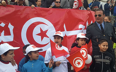 Hommage des enfants aux agents de l'ordre