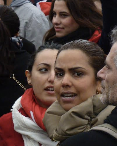 Jeunes femmes tunisiennes manifestant à Paris contre le terrorisme.