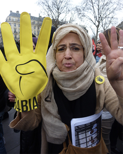 Une Nahdhaouie manifeste à Paris.