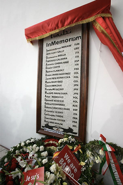 Plaque commémorative à la mémoire des victimes de l'attentat du Bardo.