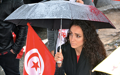 Une Tunisienne manifeste à Genève.