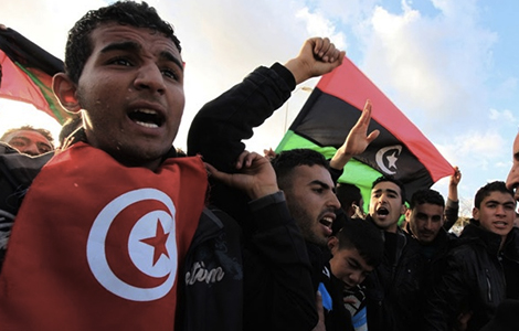 Tunisiens et Libyens manifestant apres la chute de Kadhafi