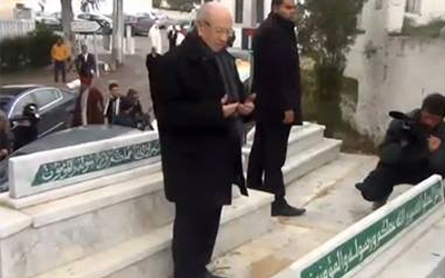 Caid-Essebsi-sur-la-tombe-de-Belaid