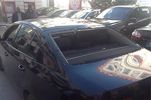 Voiture-saccagee-de-Houcine-Abassi
