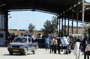 Des Tunisiens bloquent les routes à Ras Jedir devant les camions libyens de transport de marchandises