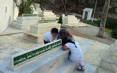 Basma-Khalfaoui-sur-la-tombe-de-Chokri-Belaid