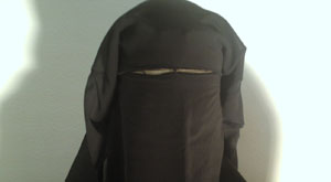 Un homme déguisé en niqab a été arrêté mardi après-midi alors qu'il était à bord d'un bus de la Société régionale de Transport de Bizerte en route vers Tunis. Qu'avait-il exactement à cacher?