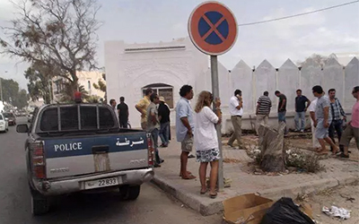 Touriste-enchainee-a-un-poteau-a-Djerba