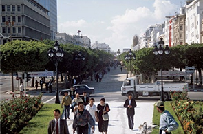 Tunisiens-Avenue-Bourguiba
