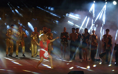 Une-danseuse-orientale-a-pimente-le-final-de-ce-spectacle